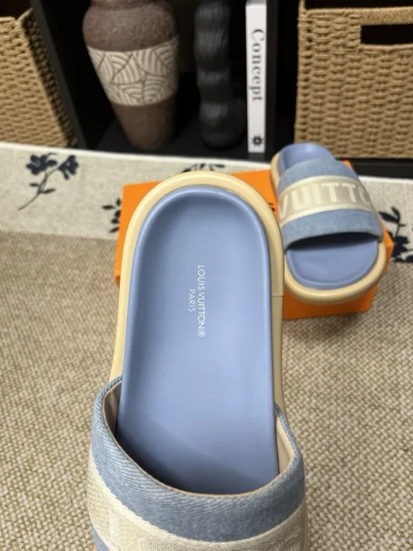 P320💰[New model] Long-term availability, 2025 new model, couple model [LOUlS VUlTTON] comes with drawer box, bag, card, invoice "Louis Vuitton ~ unique modern sandals. 》LV counter purchasing 🏃Men's and women's casual slippers, sold at the same time at the counter, the original old flower material upper is soft and comfortable, (refuses to discolor and rub the feet) sole: original factory special combination original sole, code number: 35--46 4 multiple colors 🉑️ to choose from